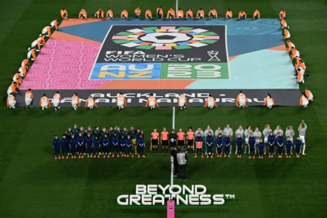 Les joueuses de Nouvelle-Zélande (g) et celles de Norvège avant le coup d'envoi de la Coupe du monde féminine de football, le 20 juillet 2023 à Auckland 