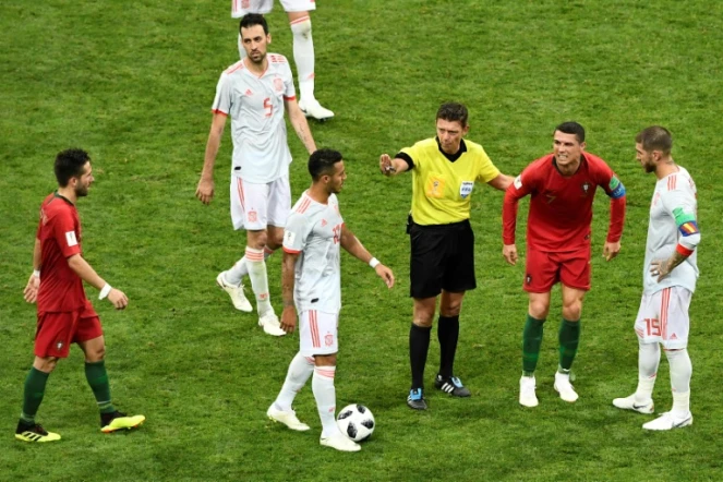 L'arbitre italien Gianluca Rocchi (c) durant Portugal-Espagne, à Sotchi, le 15 juin 2018