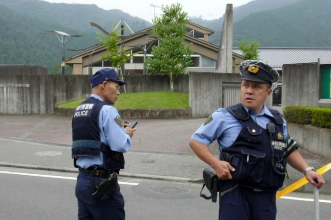 Des policiers montent la garde autour du centre pour handicapés mentaux où 19 personnes ont été tuées à Sagamihara le 26 juillet 2016