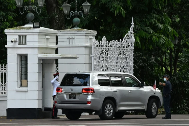 Un véhicule arborant le drapeau américain arrive à l'entrée du palais présidentielle d'Istana, le 1er août 2022 à Singapour