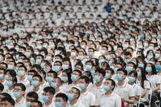Des étudiants de première année portant des masques contre le coronavirus lors d'une cérémonie à l'université de Wuhan le 26 septembre 2020