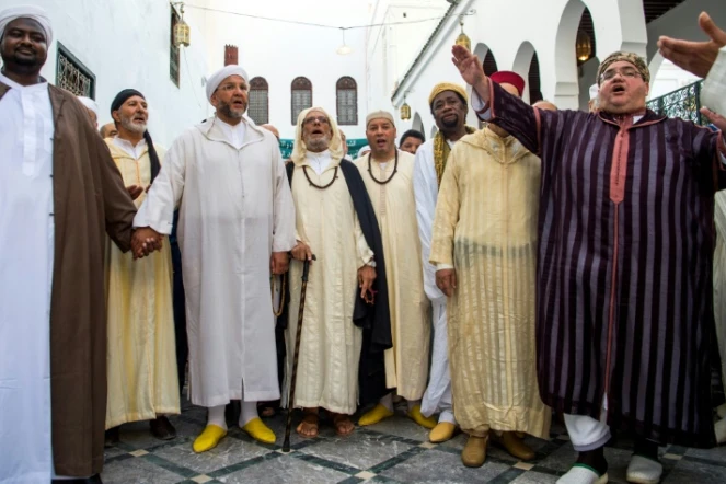 Des membres d'une confrérie soufie chantent en arrivant au mausolée d'Idris 1er au Maroc, le 26 juillet 2018