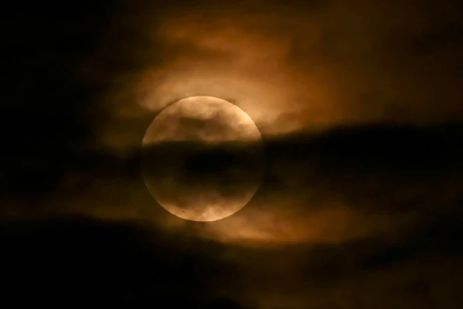 La Lune lors d'une éclipse partielle vue depuis Srinagar, en Inde, le 5 mai 2023
