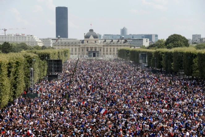 La fan zone de Paris sur le Champ-de-Mars, pleine à craquer avant la finale, le 15 juillet 2018