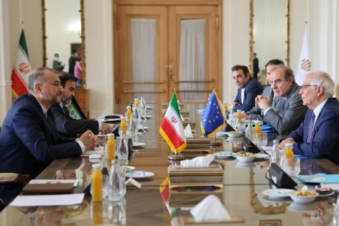 Le ministre iranien des Affaires étrangères, Hossein Amir-Abdollahian (G), rencontre le représentant de l'Union Européenne Josep Borell (D) au ministère des Affaires étrangères à Téhéran, le 25 juin 2022
