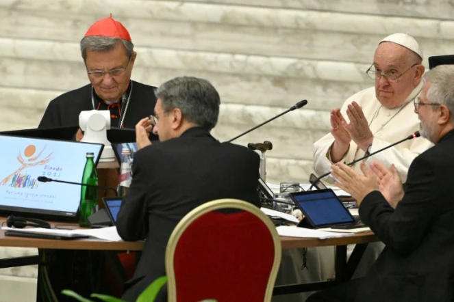 Le pape François assiste à la deuxième session de l'Assemblée générale ordinaire du Synode des évêques à la salle Paul VI au vatican, le 26 octobre 2024.