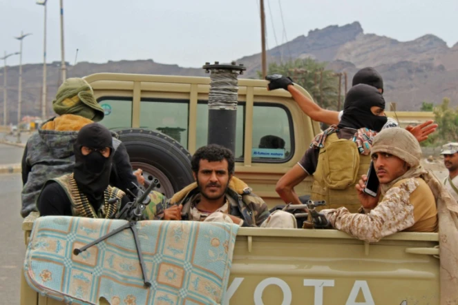 Des combattants du mouvement séparatiste du Yémen du sud patrouillent dans une rue d'Aden, le 28 janvier 2018