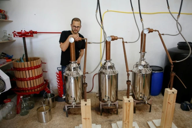 Nader Muaddi produit de l'arak artisanal dans sa cave, le 16 juin 2019 à Beit Jala, en Cisjordanie
