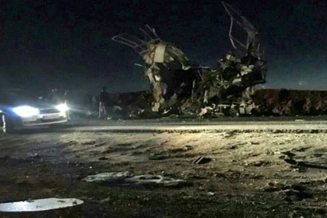 Une photo distribuée par l'agence de presse iranienne Fars montre le bus visé par une attaque suicide qui a fait au moins 20 morts dans le sud-est de l'Iran, selon Irna.