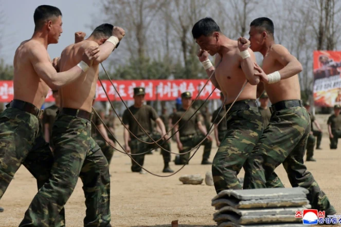 Photo diffusée par l'agence nord-coréenne KCNA, le 5 avril 2025, de soldats nord-coréens à l'entraînement dans un lieu indéterminé, le 4 avril 2025