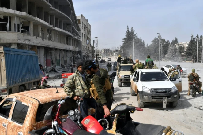 Des supplétifs syriens des forces turques se rassemblent dans la ville d'Afrine, dans le nord-ouest de la Syrie, le 18 mars 2018