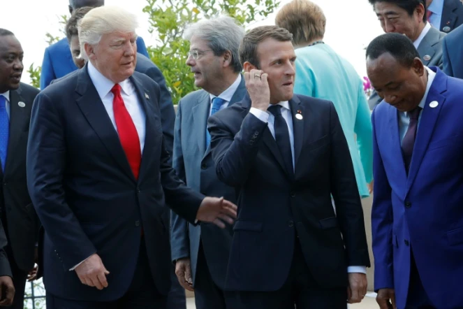 Le président américain Donald Trump aux côtés de son homologue français Emmanuel Macron (c), le 27 mai 2017 lors du G7 à Taormina, en Sicile