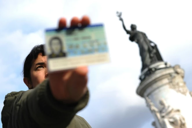 Un Français avec sa carte d'identité le 4 novembre 2009 place de la République à Paris