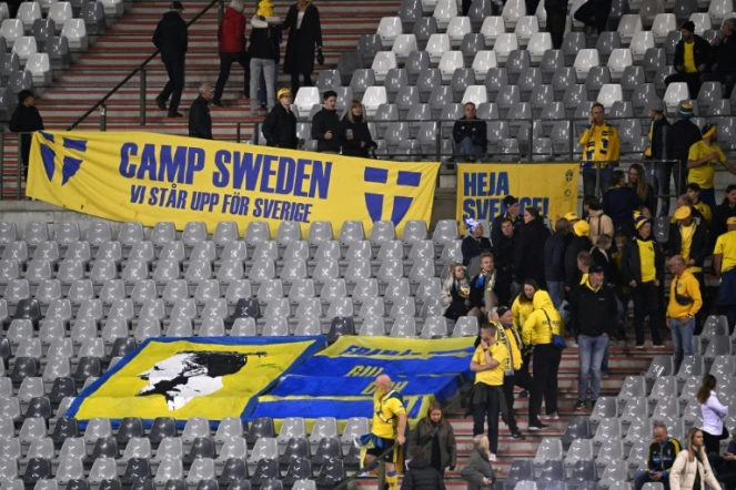 Des supporters suédois lors du match arrêté au stade Baudouin contre la Belgique, en raison d'un attentat à Bruxelles, le 16 octobre 2023
