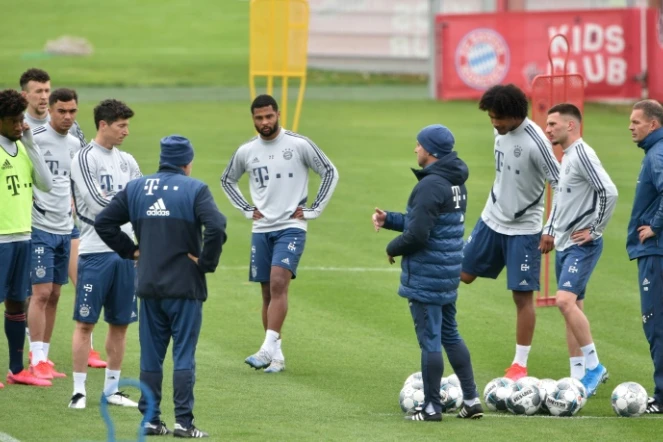 Le coach Hansi Flick, au centre de la photo, s'adresse à ses joueurs du Bayern Munich lors d'une session d'entraînement le 5 mai 2020, à Munich.