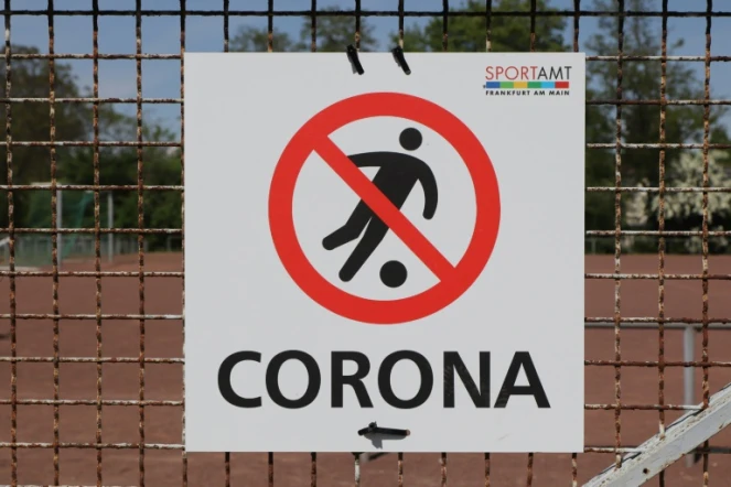Accroché sur la grille d'un terrain de football à Francfort-sur-le-Main, cet écriteau indique qu'il est interdit de jouer au foot, afin d'éviter la contagion, le 27 avril 2020