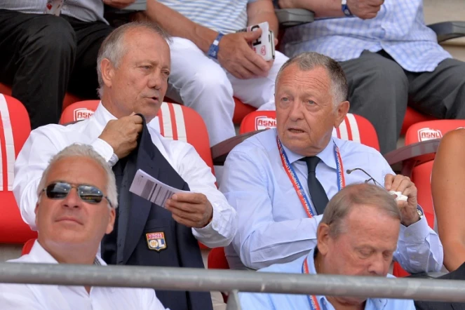 Le président de Lyon Jean-Michel Aulas (d) et son conseiller Bernard Lacombe suivent le match face à Nancy au stade Marcel Picot, le 14 août 2016 