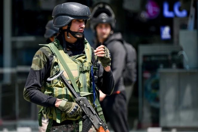 Des paramilitaires indiens montent la garde dans une rue à Srinagar, le 14 mai 2025 au Cachemire indien