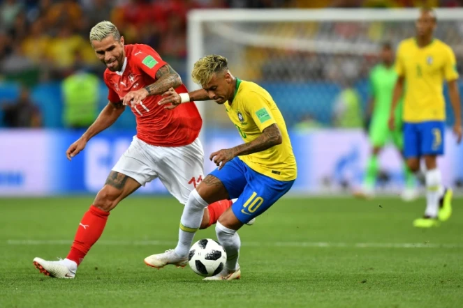 Le milieu de la Suisse Valon Behrami (g) à la lutte avec l'attaquant vedette du Brésil Neymar au Mondial, le 17 juin 2018 à Rostov