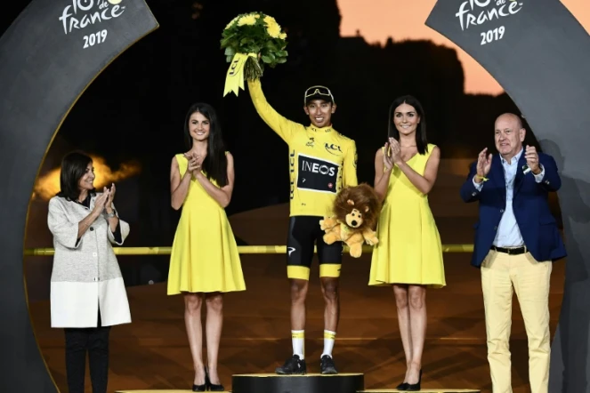 Le Colombien  Egan Bernal (c), vainqueur de l'edition 2019 du Tour de France, pose sur le podium aux Champs-Elysées, le 28 juillet 2019 