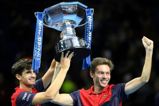Nicolas Mahut et Pierre-Hugues Herbert savourent leur triomphe en double au Masters de Londres, le 17 novembre 2019 