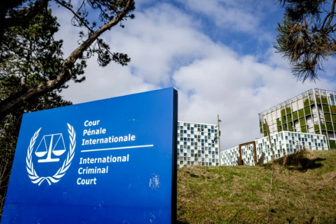 Un panneau portant le nom et le logo de la Cour pénale internationale (CPI) à La Haye, le 11 mars 2025