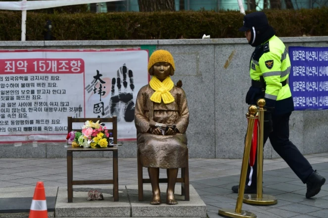 Une statue à la mémoire des esclaves sexuelles de l'armée impériale nippone, dites "femmes de réconfort", devant l'ambassade japonaise à Séoul le 29 décembre 2015