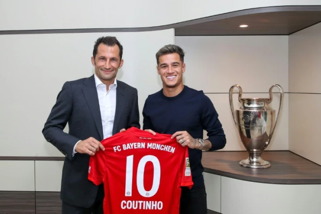 La recrue du Bayern Philippe Coutinho avec le directeur sportif du club Hasan Salihamidzic, le 18 août 2019 à Munich
