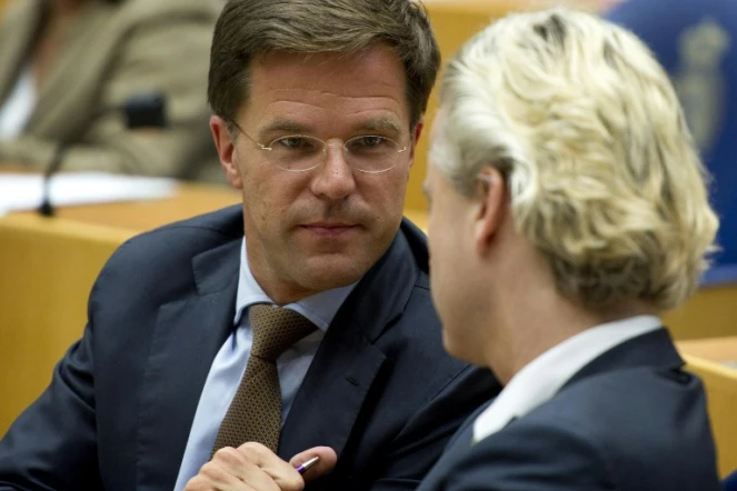 Le Premier ministre néerlandais et candidat aux législatives Mark Rutte (G) parle avec son rival d'aujourd'hui l'anti-islam Geert Wilders, le 7 septembre 2010 à La Haye au Parlement