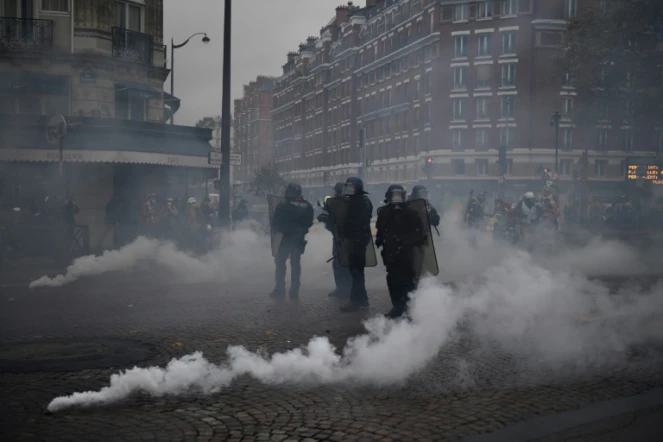 La police anti-émeutes en action Porte de Champerret à Paris, le 16 novembre 2019, jour anniversaire de la naissance du mouvement
