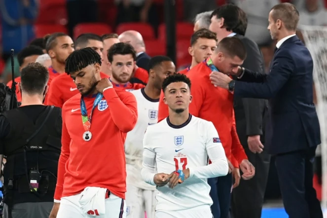 Les joueurs anglais reçoivent leur médaille de finaliste après leur défaite contre l'Italie en finale de l'Euro le 11 juillet 2021 à Wembley