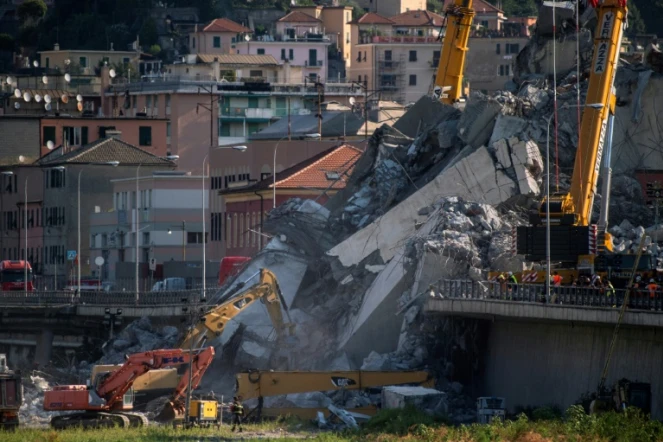 Les secours continuent de fouiller les décombres du pont effondré de Gênes, le 17 août 2018