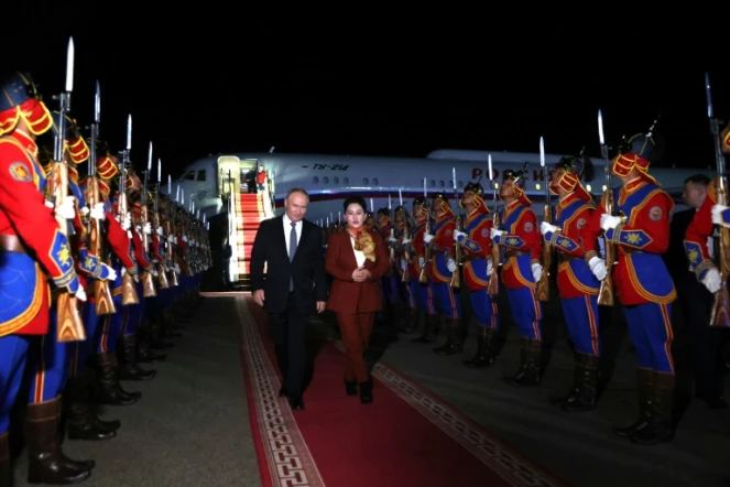Le président russe Vladimir Poutine, accompagné du ministre mongol des Affaires étrangères Battsetseg Batmunkh, à l'aéroport d'Oulan-Bator le 2 septembre 2024