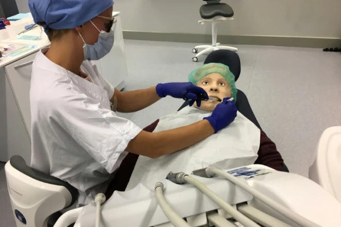 Pour améliorer la formation de ses étudiants, la Faculté de chirurgie dentaire de Strasbourg s'est dotée d'un mannequin hyperréaliste, une première en France, photographié le 25 septembre 2018 à Paris