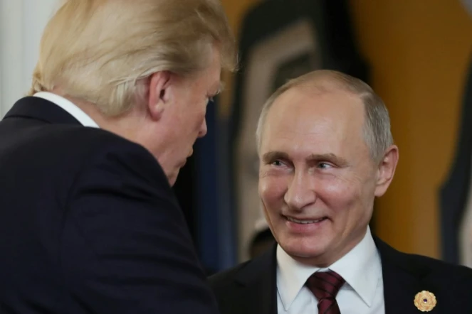 Donald Trump et Vladimir Poutine s'entretiennent à Danang, au Vietnam, le 11 novembre 2017 