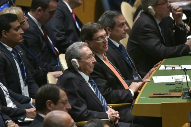 Le président cubain Raul Castro (c) écoute Barack Obama lors de son discours à la tribune de l'ONU à New York, le 28 septembre 2015