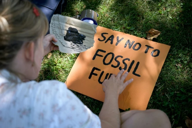 Une militante du climat prépare une pancarte lors de la journée de clôture du sommet "Smile for Future", le 9 août 2019 à Lausanne