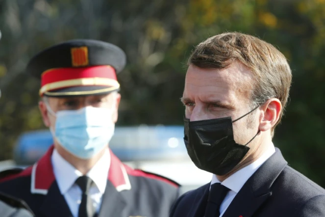 Le président Emmanuel Macron salue les autorités locales durant une visite au col du Perthus à la frontière franco-espagnole le 5 novembre 2020