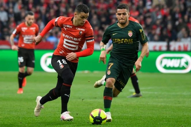 L'attaquant du Stade Rennais Hatem Ben Arfa (g) poursuivi par le milieu de Monaco Rony Lopes, le 1er mai 2019 à Rennes 