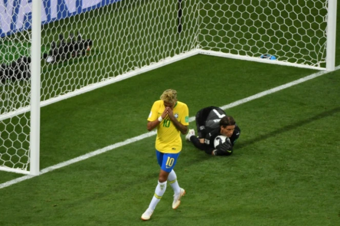 La star Neymar Jr a longtemps buté sur le gardien suisse Yann Sommer Neymar pour l'entrée du Brésil dans le Mondial russe, le 17 juin 2018 à Rostov