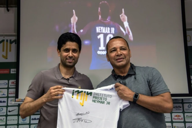 Le boss du PSG Nasser Al-Khelaïfi avec Neymar Senior, lors de la visite de l'Institut de la star parisienne, le 13 mars 2018 à Praia Grande 