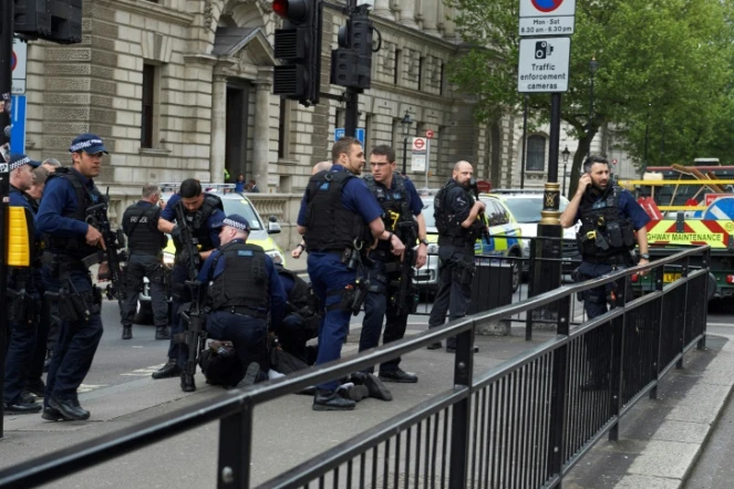 Un homme est plaqué au sol par la police près du parlement de Westminster, le 27 avril 2017 à Londres