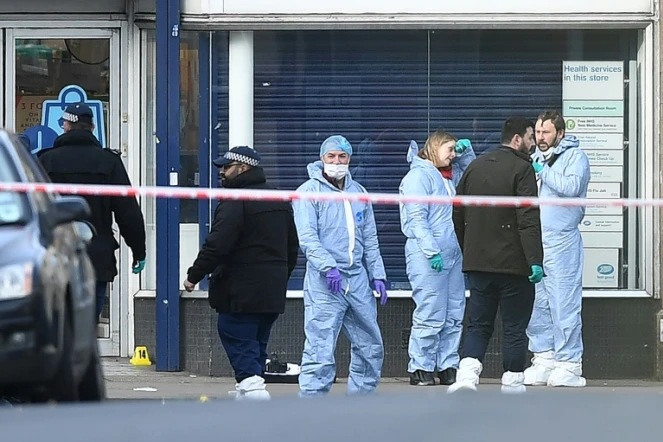 Membres de la police scientifique sur les lieux de l'attaque au couteau à Londres, le 3 février 2020