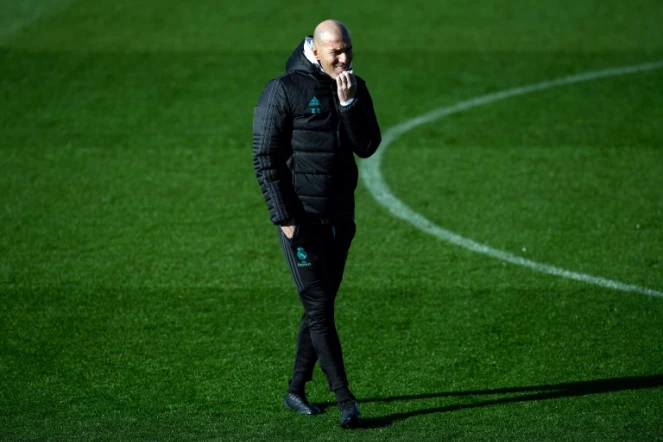 L'entraîneur français du Real Madrid, Zinédine Zidane, attend son équipe sur le terrain de Valdebebas à Madrid, le 26 janvier 2018