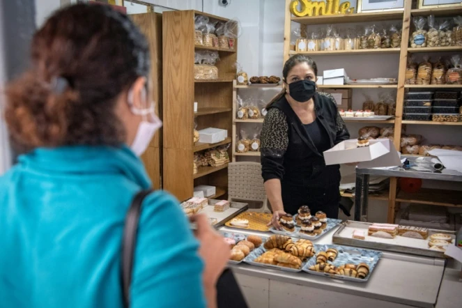 Une juive marocaine achète des pâtisseries à la boulangerie casher "Madame Fhal" dans la ville portuaire de Casablanca, dans l?ouest du Maroc, le 11 décembre 2020 