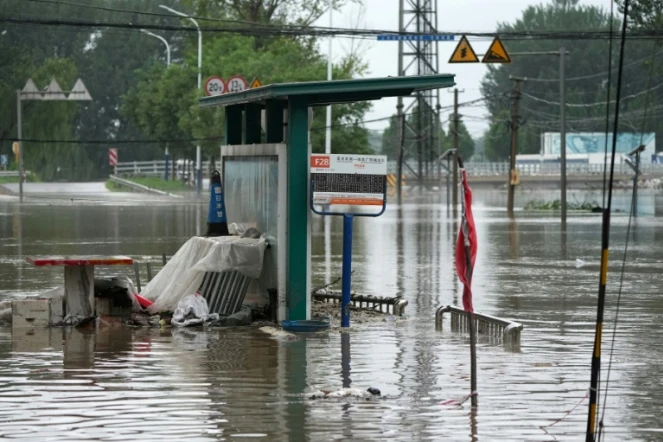 Une station de bus submergée près d'une rivière en crue, après de fortes pluies dans le district de Fangshan à Pékin, le 31 juillet 2023
