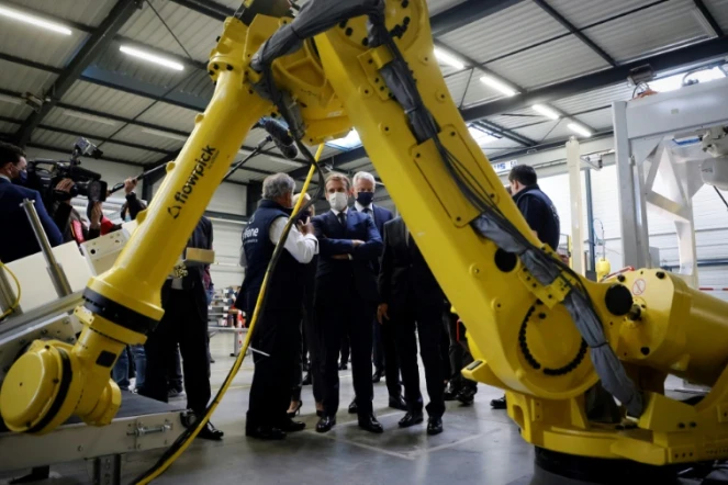 Emmanuel Macron visite les ateliers de Sileane qui fabrique des robots à Saint-Etienne dans la Loire le 25 octobre  2021
