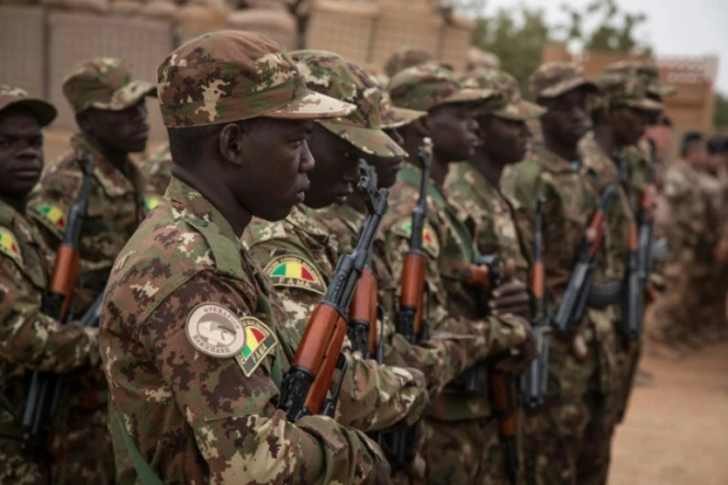 Des soldats maliens lors de la remise pa rl'armée française de la base de Barkhane de Tombouctou à l'armée malienne, le 14 décembre 2021 