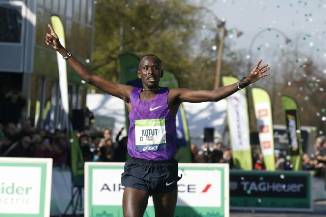 Le Kenyan Cybrian Kotut franchit la ligne d'arrivée du 40e marathon de Paris, le 3 avril 2016