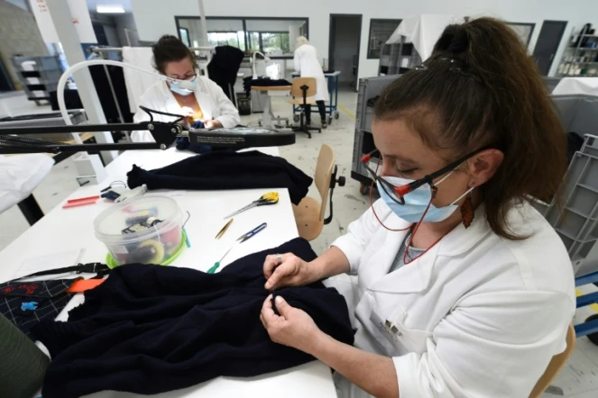 Des employés de la PME 3D Tex retravaillent les mails de pulls sortis d'un métier à tisser, le 17 septembre 2021 à Sain-Malo